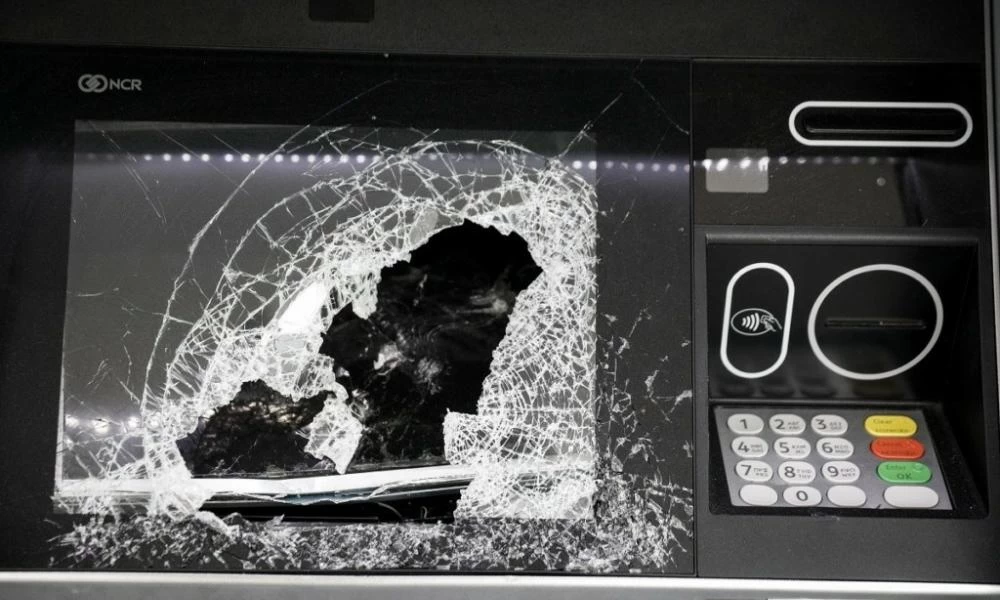 Πάτρα: Άνδρας σε αμόκ σπάει με μανία δυο μηχανήματα ΑΤΜ